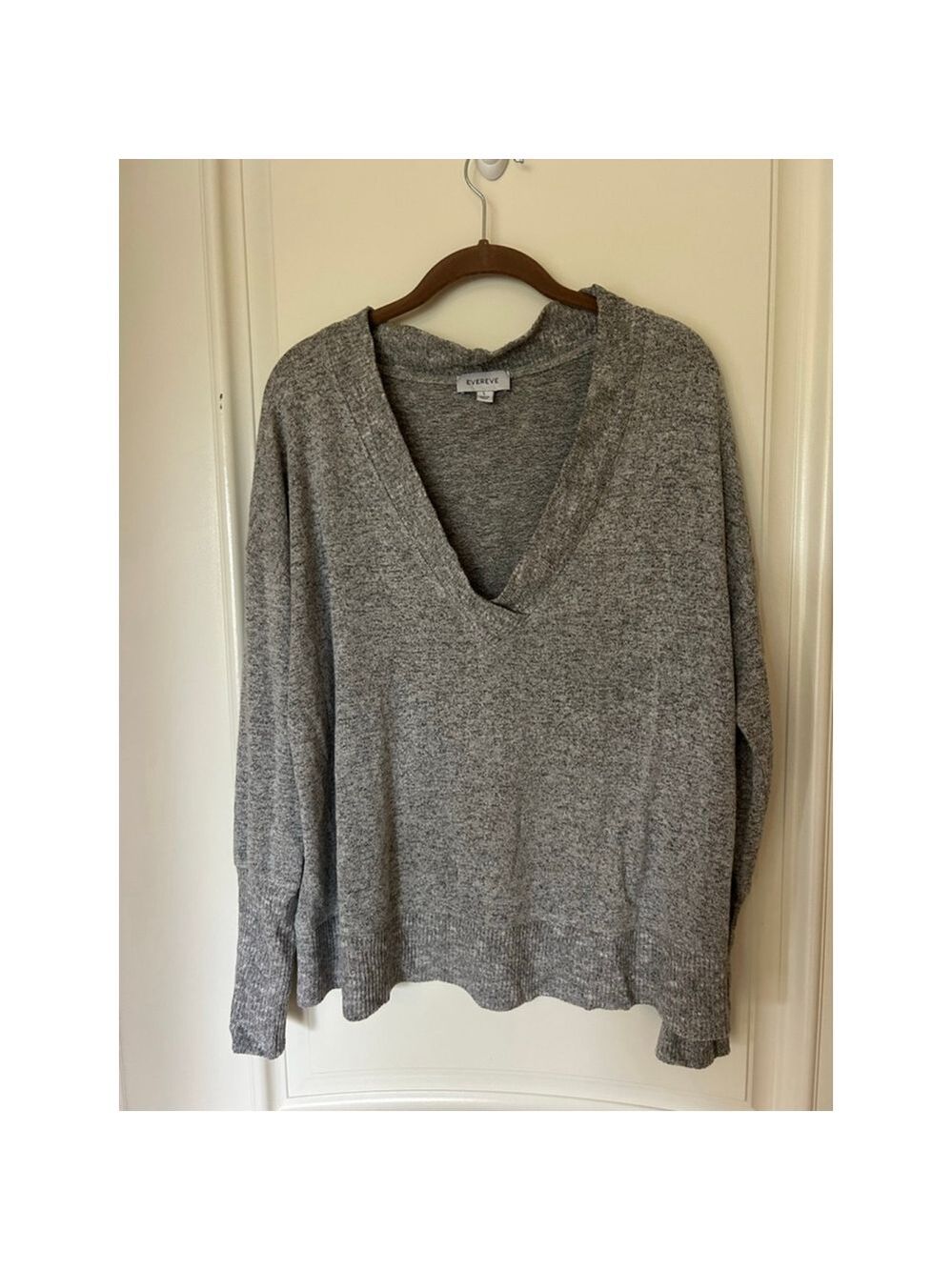 Women's EVEREVE Gray V-Neck Sweater Size L